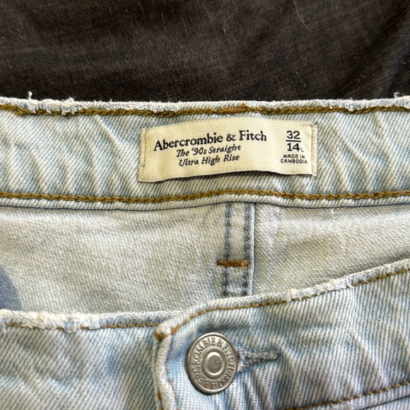 Abercrombie & Fitch— The 90s Straight Ultra High Rise - Picture 3 of 3